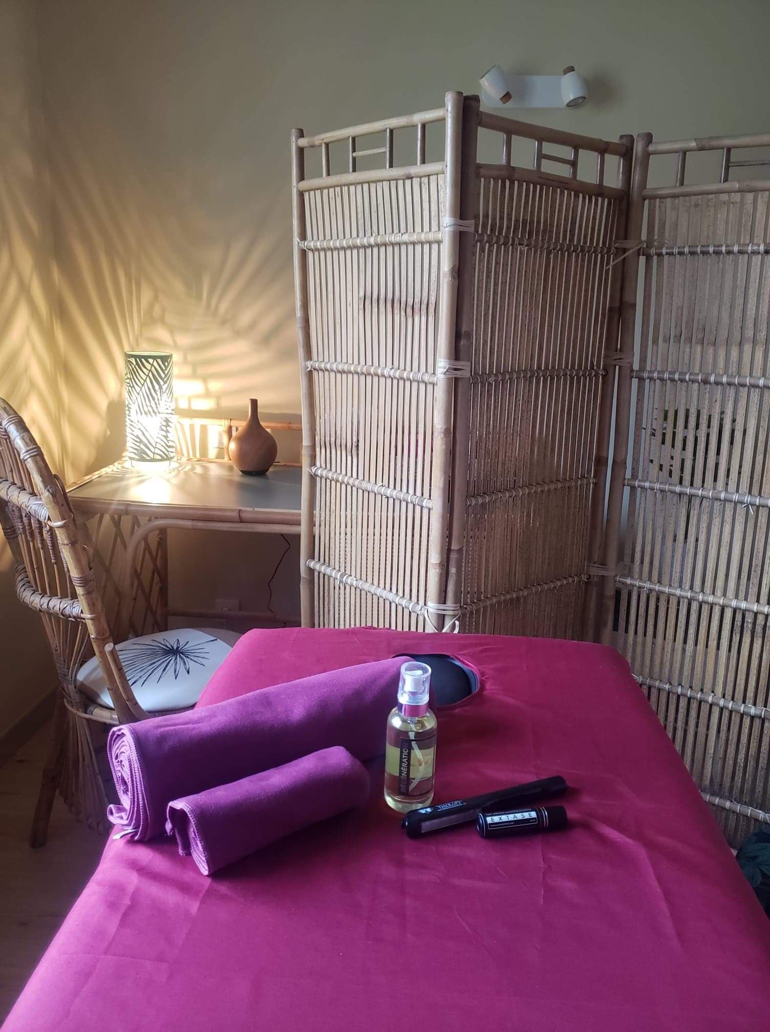 Table de massage préparée dans la cabine de soins de Maï Natura à Audenge