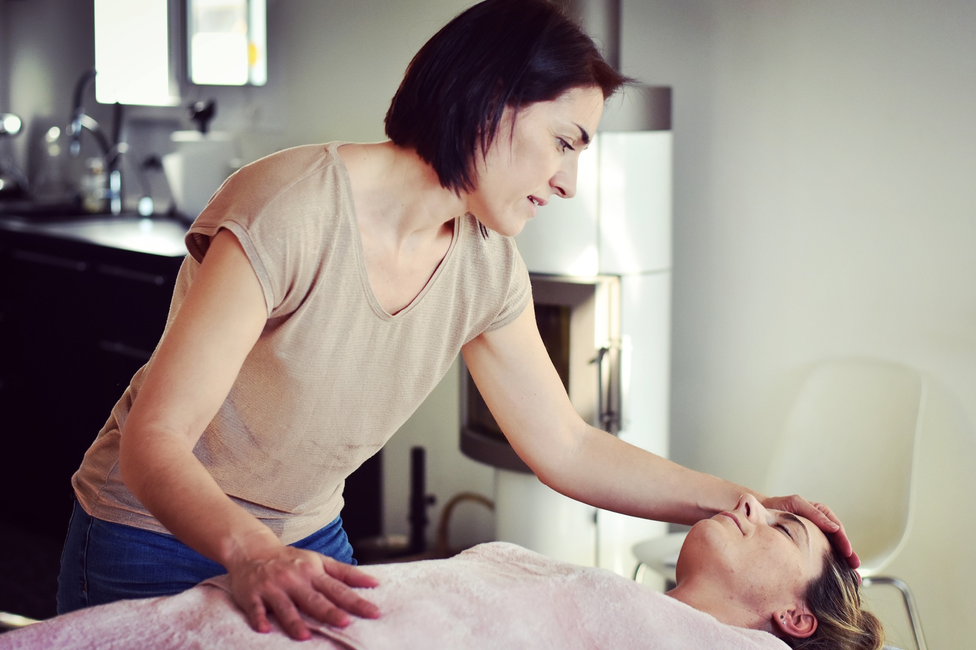 Maïté, praticienne Maï Natura, pendant un massage du visage et du crâne